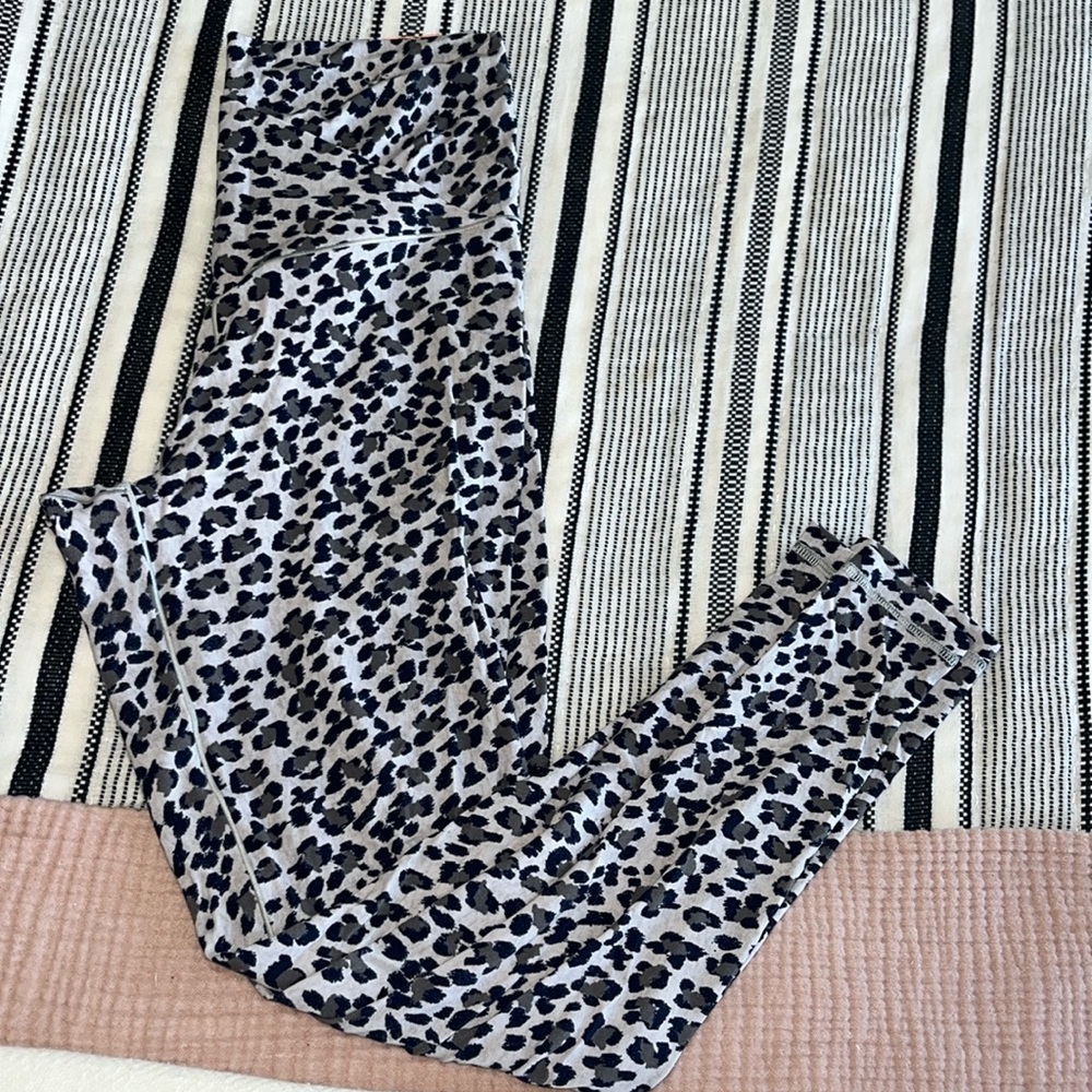 Aerie Cheetah Chill Play Move Crossover Leggings